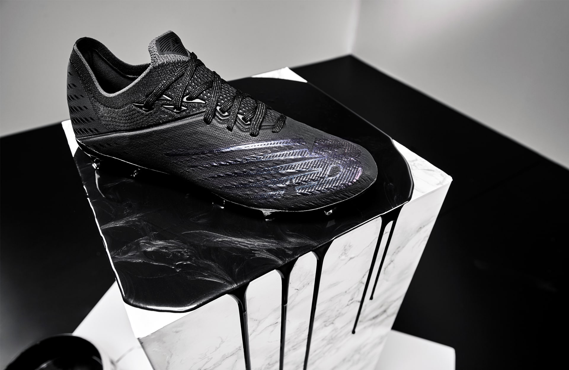 New Balance发布Dark Ink套装系列