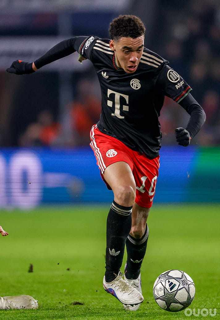 假期后补作业 欧冠第八比赛日战靴盘点:复古经典 + 全新战靴齐亮相,门将穿新鞋头槌绝杀太燃,喜欢的话留下您的评论。