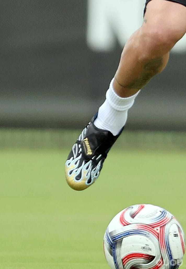 阿迪达斯 Predator(猎鹰)x Thrasher 联名战靴:这场跨界,让喜欢滑板文化的人热泪盈眶