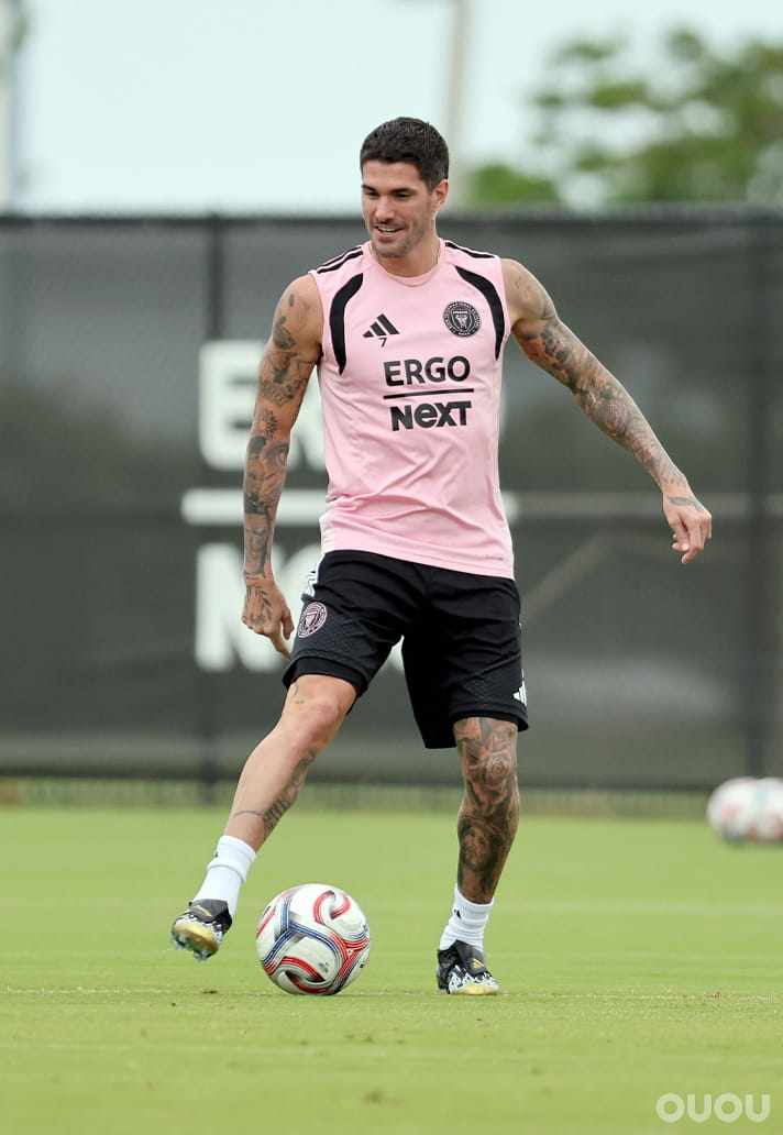 阿迪达斯 Predator(猎鹰)x Thrasher 联名战靴:这场跨界,让喜欢滑板文化的人热泪盈眶