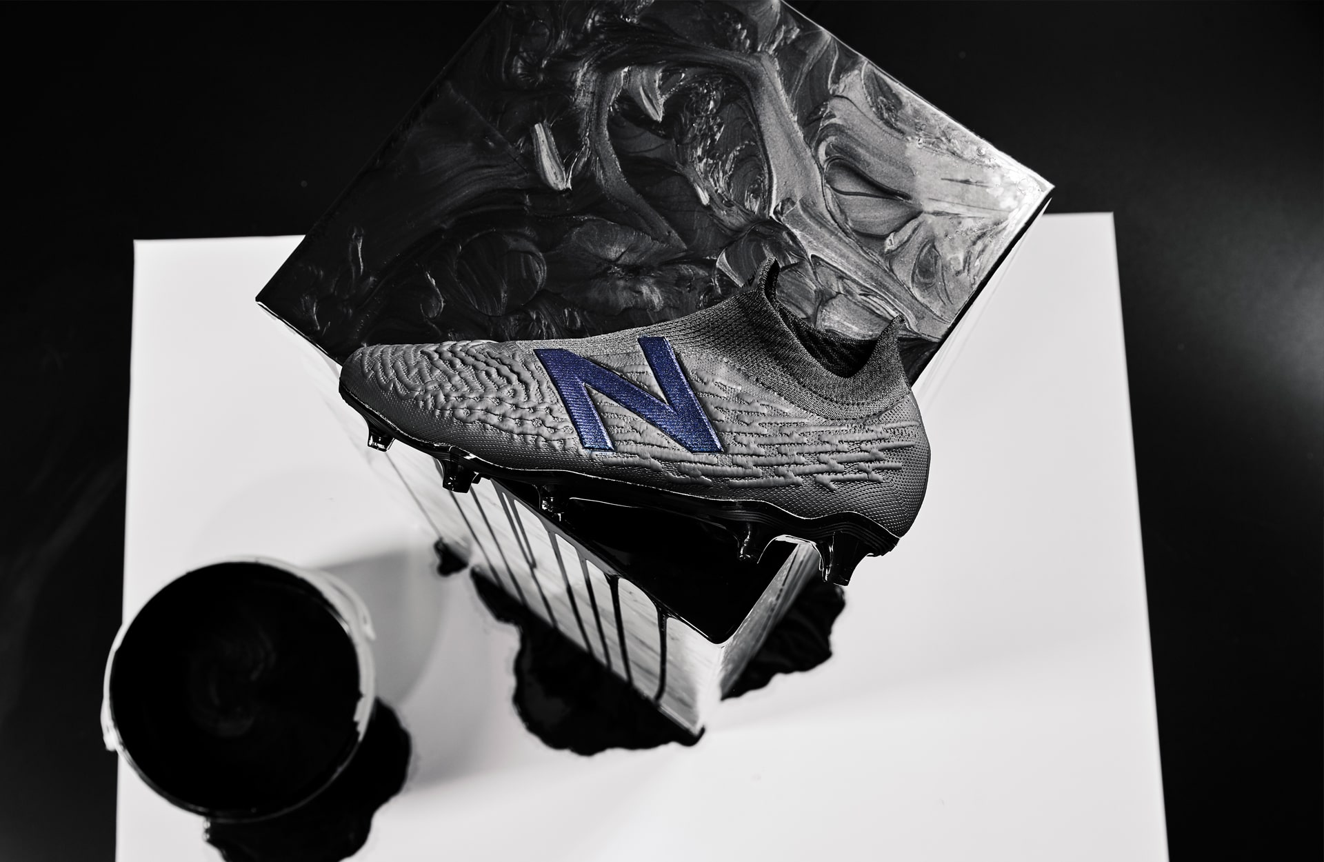 New Balance发布Dark Ink套装系列