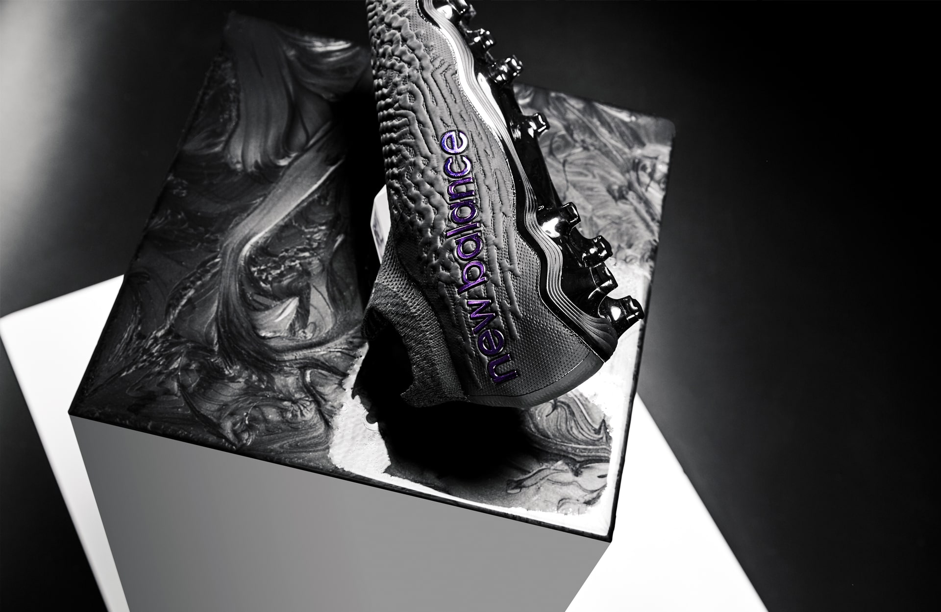 New Balance发布Dark Ink套装系列
