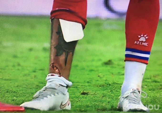 Aleix Vidal 佩戴"纸板"上场比赛